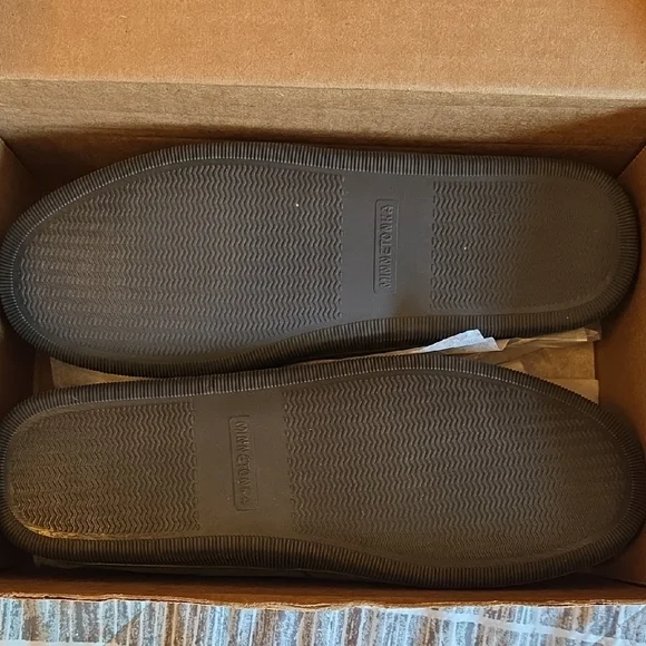 NEW Minnetonka Men's Plush Charcoal Slip-on Loafers - Picture 2 of 6